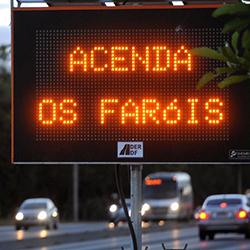 Justiça libera aplicação de multas por farol desligado em rodovias sinalizadas Justiça libera aplicação de multas por farol desligado em rodovias sinalizadas